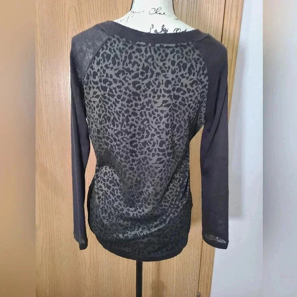 Fifty Street green cheetah leopard print raglan sleeve top - Picture 2 of 2